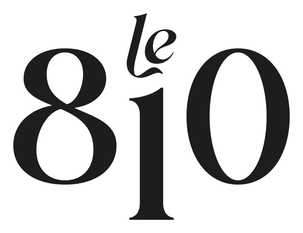 Logo charbon sur fond bois naturel